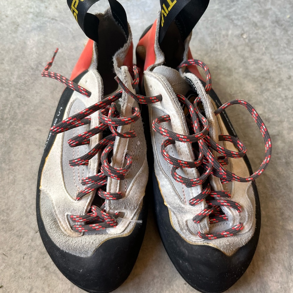 La Sportiva Lace up 3.5Youth/5.5 Women’s Rock Climbing Shoes EUC